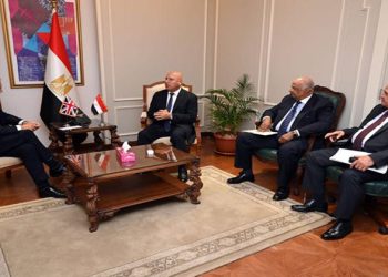 كامل الوزير يلتقي السفير البريطاني في القاهرة لمتابعة عدد من المشروعات المشتركة