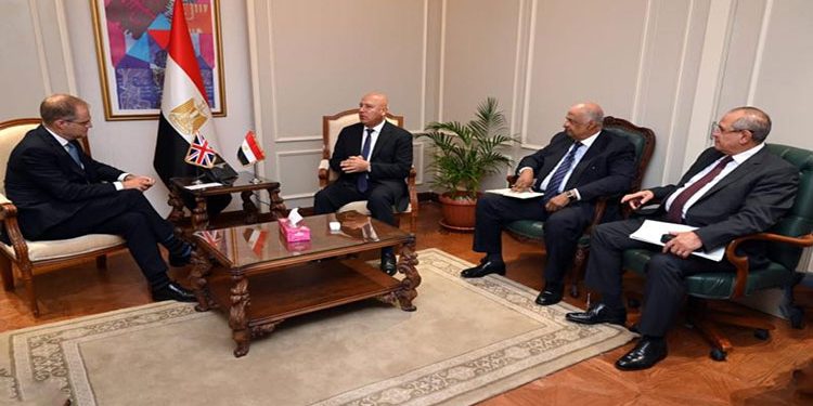 كامل الوزير يلتقي السفير البريطاني في القاهرة لمتابعة عدد من المشروعات المشتركة