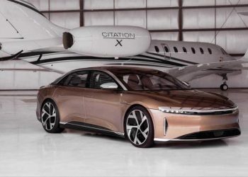 إضافة خصائص المساعد الصوتي إلى برمجيات سيارة لوسيد أو.تي.إيه