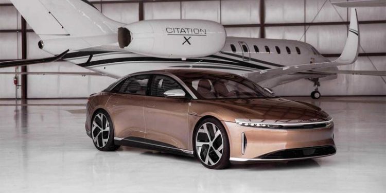 إضافة خصائص المساعد الصوتي إلى برمجيات سيارة لوسيد أو.تي.إيه