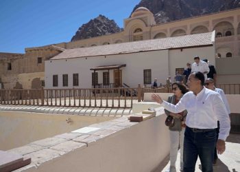 رئيس الوزراء يبدأ جولة تفقدية لمتابعة المراحل النهائية لعناصر مشروع تطوير موقع “التجلي الأعظم فوق أرض السلام”