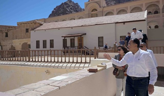 رئيس الوزراء يبدأ جولة تفقدية لمتابعة المراحل النهائية لعناصر مشروع تطوير موقع “التجلي الأعظم فوق أرض السلام”