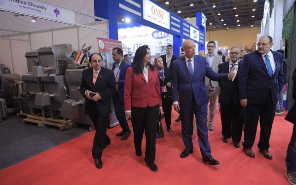 وزير السياحة يفتتح المعرض الدولي لتجهيزات الفنادق والمنشآت السياحية