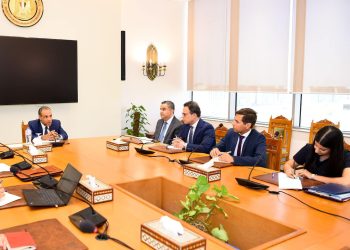 وزير الخارجية يجتمع مع قيادات وأعضاء إدارة البيئة والتغير المناخي بالوزارة