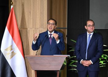 رئيس الوزراء: تفاوضنا مع شركات صينية لتصنيع السيارات الكهربائية