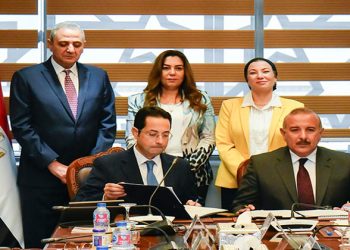 وزيرتا البيئة والتنمية ومحافظ الغربية يشهدون توقيع عقد إدارة وتشغيل مصنع تدوير ومعالجة المخلفات الصلبة