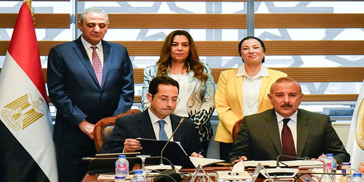 وزيرتا البيئة والتنمية ومحافظ الغربية يشهدون توقيع عقد إدارة وتشغيل مصنع تدوير ومعالجة المخلفات الصلبة