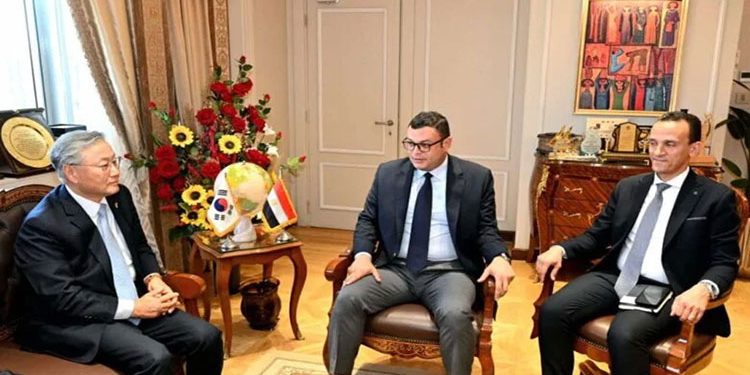 توطين الصناعة والاستثمار| وزير الإسكان يؤكد اهتمام مصر بدفع علاقات التعاون مع كوريا الجنوبية