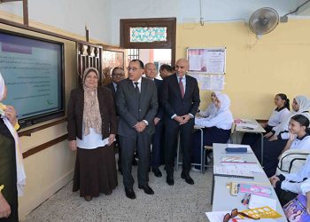 رئيس الوزراء يتفقد عددا من المدارس بمدينة السلام لمتابعة انتظام الدراسة
