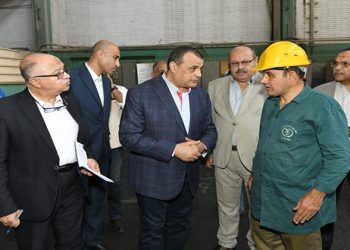 وزير الإنتاج الحربي يفاجيء قيادات وعمال “حلوان للصناعات الهندسية”