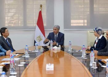 وزير السياحة والآثار يلتقي بسفير سنغافورة بالقاهرة والرئيس التنفيذي للشركة المنظمة لمعرض رمسيس وذهب الفراعنة