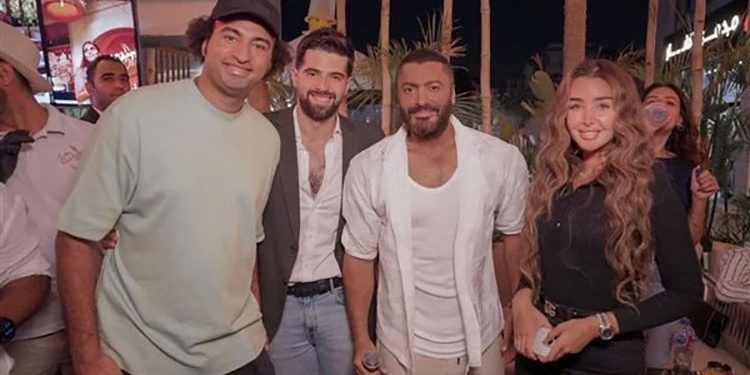 تامر حسني لأصدقائه: نورتوني أنا وأخويا يا أعز الناس