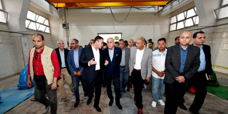 وزير الإسكان ومحافظ الأقصر يتابعان سير العمل بمحطة تنقية مياه الشرب بمدينة طيبة الجديدة