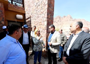 وزير الإسكان يتفقد المنتجع السياحي الجبلى والنزل البيئي بمدينة سانت كاترين