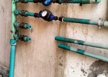 حملات مكبرة على وصلات المياه الخلسة وتحصيل المديونيات وضبط مركبات “توك توك ” بمدينة بدر