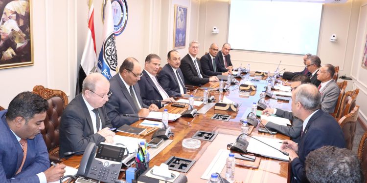 وزير قطاع العام يبحث مع وزيري الزراعة والبترول سبل تشجيع صناعة الأسمدة والتوسع فيها وزيادة الإنتاج والصادرات