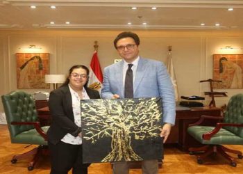 وزير الثقافة يستقبل الفنانة التشكيلية “مريم وجيه” لعرض أعمالها بمقر الوزارة بالعاصمة الإدارية