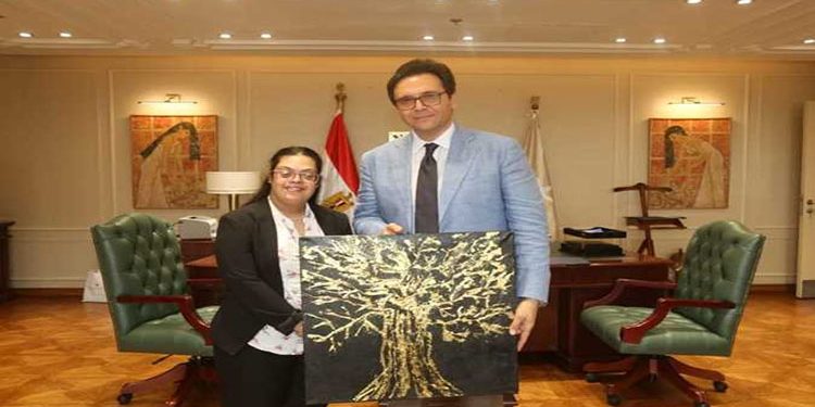وزير الثقافة يستقبل الفنانة التشكيلية “مريم وجيه” لعرض أعمالها بمقر الوزارة بالعاصمة الإدارية
