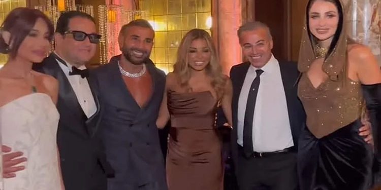 بفستان ملفت.. أول ظهور لـ أحمد سعد وطليقته بعد عودتهما