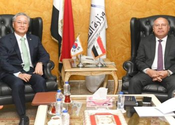 وزير الصناعة والنقل يبحث مع وزير الخارجية والتجارة المجري سبل التعاون المشترك