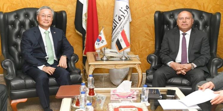 وزير الصناعة والنقل يبحث مع وزير الخارجية والتجارة المجري سبل التعاون المشترك