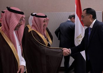 رئيس الوزراء يلتقي وزير الصناعة والثروة المعدنية السعودي لبحث سبل التعاون بين البلدين