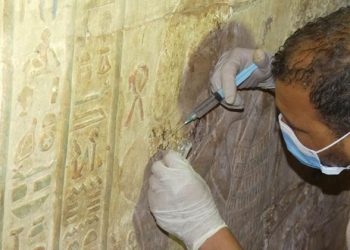 مشروع ترميم معبد إدفو يكشف عن نقوش ملونة لأول مرة بسطح المعبد