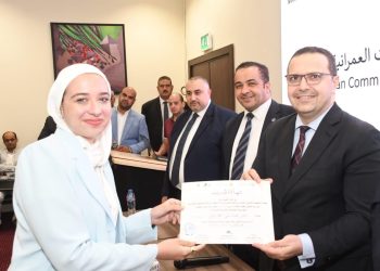 وليد عباس يسلم طلبة كلية التخطيط العمراني شهادات إتمام دورتهم التدريبية