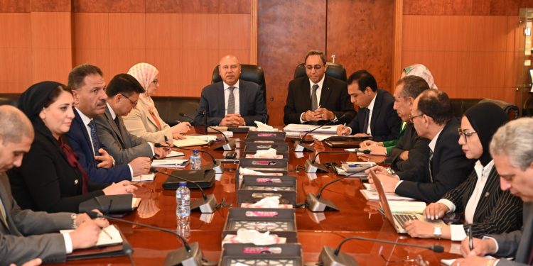 وزير الصناعة والنقل يبحث مع محافظ ومستثمري قنا تحديات المناطق الصناعية بالمحافظة وسبل حلها