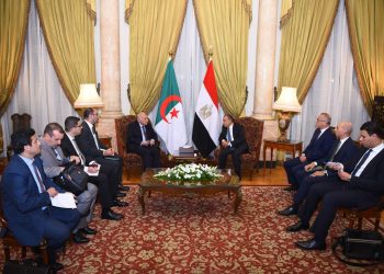 وزير الخارجية والهجرة يجتمع مع نظيره التونسي