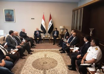 الفريق كامل الوزير يتفقد مشروعات طرق وكباري تنفذها الشركات المصرية بالعراق