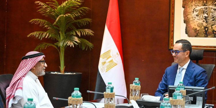 وزير الاستثمار يلتقي رئيس مجموعة عبد المحسن الحكير القابضة لبحث مشروعات المجموعة بالسوق المصري وتوسعاتها المستقبلية