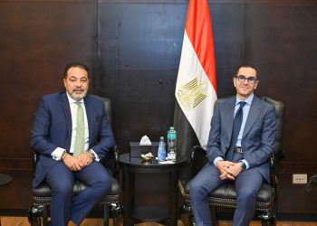 وزير الاستثمار يلتقي وفد بنك أبوظبي الأول لبحث سبل الاستفادة من خدمات