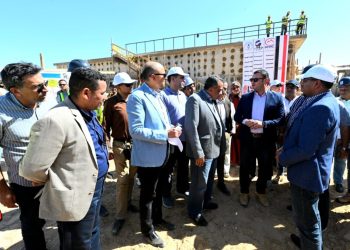 وزير الإسكان يتابع سير العمل بمحطة مياه خور أبو سبيرة.. ويتفقد تنفيذ محطة صرف صحى غرب أسوان