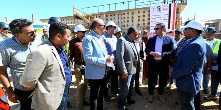 وزير الإسكان يتابع سير العمل بمحطة مياه خور أبو سبيرة.. ويتفقد تنفيذ محطة صرف صحى غرب أسوان