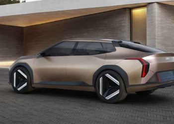 كيا EV4 الجديدة تظهر أثناء اختبارها