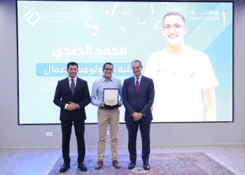 وزيرا الاتصالات يكرمان البطل الأولمبى أحمد الجندى وزملائه من طلاب الجامعة المتفوقين