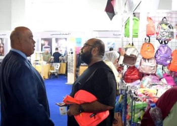 رئيس غرفة القاهرة يتفقد معرض أهلا مدارس للاطمئنان على سير العمل