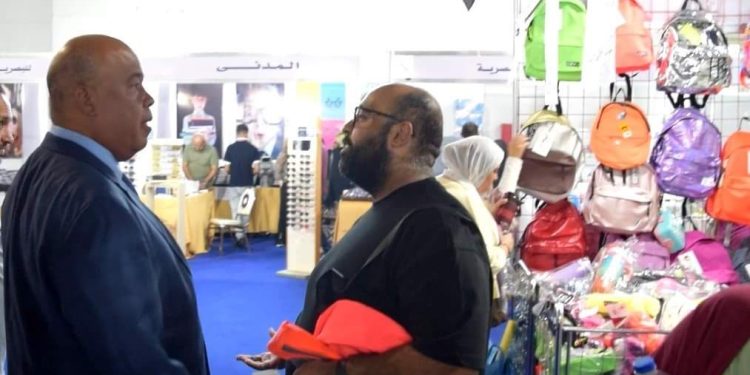 رئيس غرفة القاهرة يتفقد معرض أهلا مدارس للاطمئنان على سير العمل