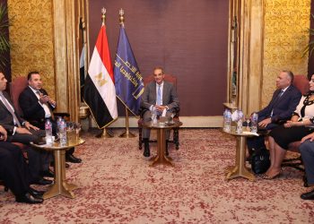 وزير الاتصالات يستعرض استراتيجية مصر الرقمية والأجندة التشريعية للوزارة