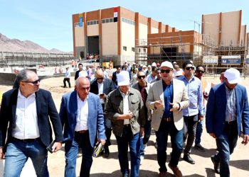 وزير الإسكان يتفقد مشروع ازدواج ورفع كفاءة طريق مطار سانت كاترين.. ومحطة محولات كهرباء سانت كاترين