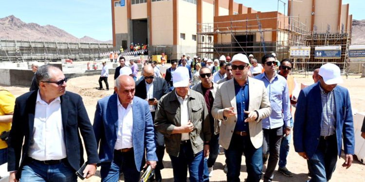وزير الإسكان يتفقد مشروع ازدواج ورفع كفاءة طريق مطار سانت كاترين.. ومحطة محولات كهرباء سانت كاترين