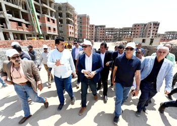 وزير الإسكان يتفقد وحدات المبادرة الرئاسية “سكن لكل المصريين” والمرحلة الثانية بمحطة المياه