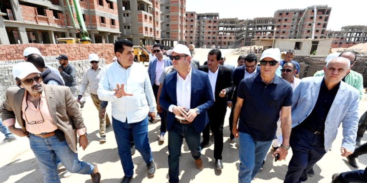 وزير الإسكان يتفقد وحدات المبادرة الرئاسية “سكن لكل المصريين” والمرحلة الثانية بمحطة المياه
