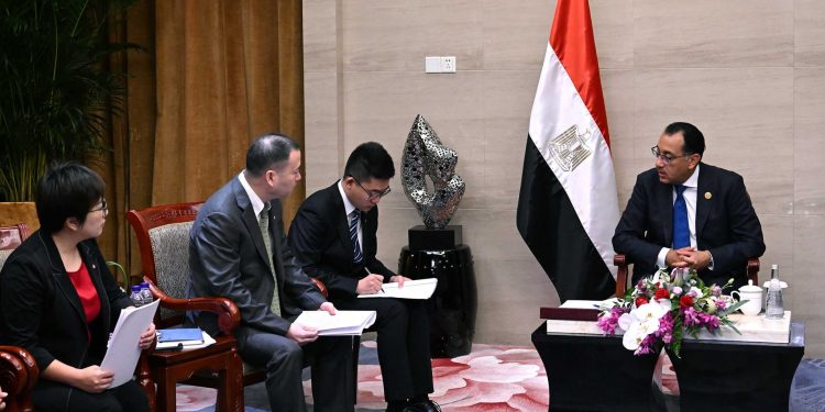 رئيس الوزراء يلتقي الرئيس التنفيذي لشركة الصين الجنوبية للزجاج