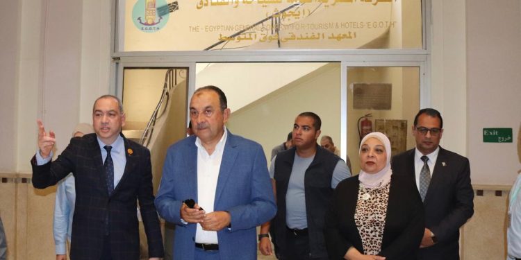 وزير قطاع الأعمال العام يتفقد معهدي “إيجوث” للسياحة والفنادق