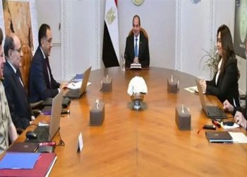 السيسي يجتمع مع رئيس الوزراء ووزيرة التنمية المحلية
