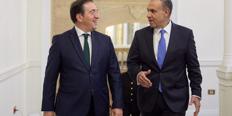 وزير الخارجية يلتقى مع وزير خارجية إسبانيا في مستهل زيارته إلى مدريد