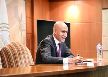 وزير التربية والتعليم يعقد اجتماعًا مع مديري مدارس النيل الدولية