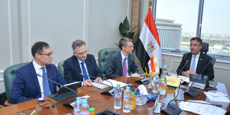وزير التموين يجتمع مع وفد من البنك الدولى لمتابعة زيادة السعات التخزينية لصوامع الحبوب
